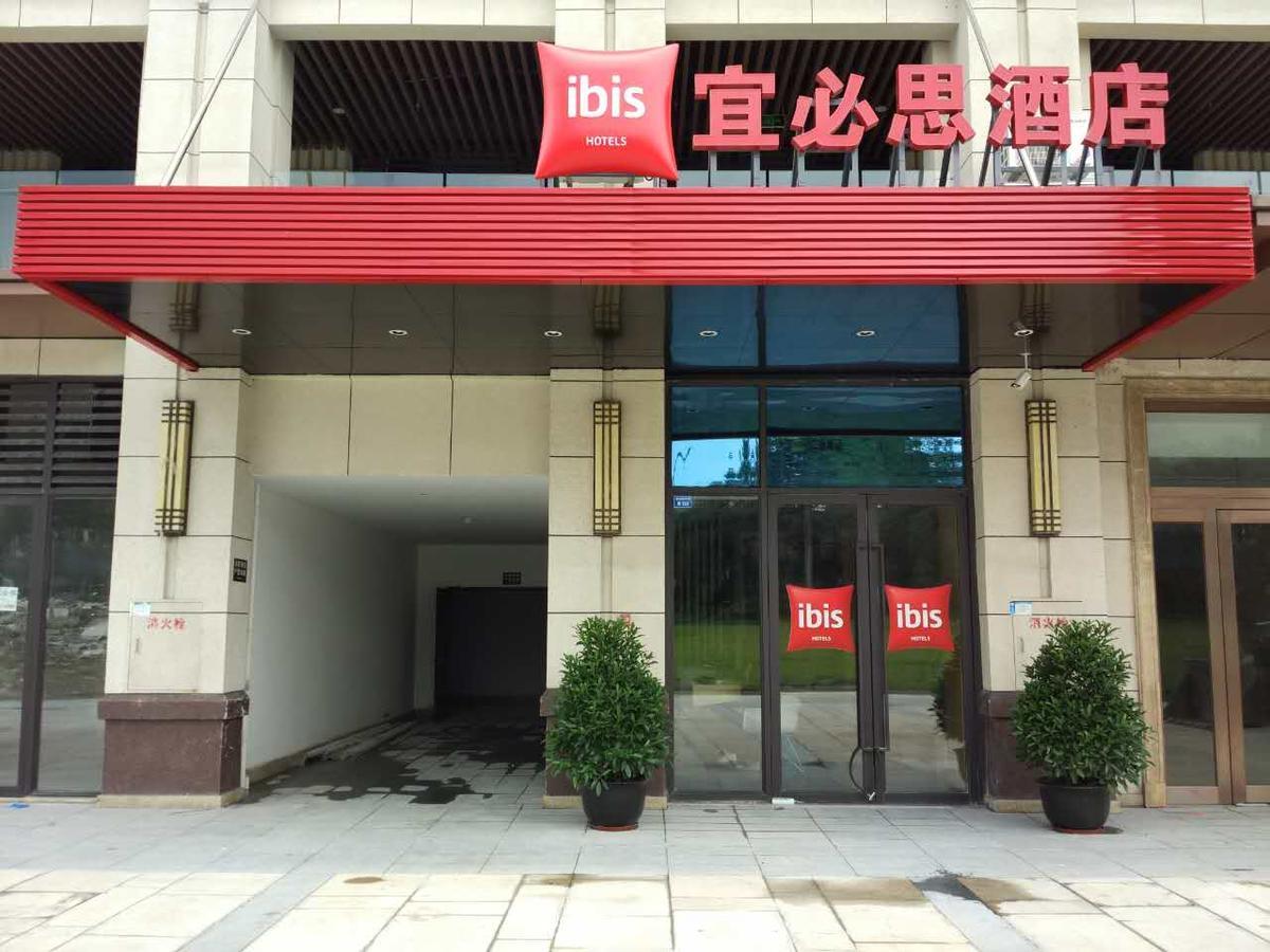 Отель Ibis Chengdu West Jingcui Road Экстерьер фото