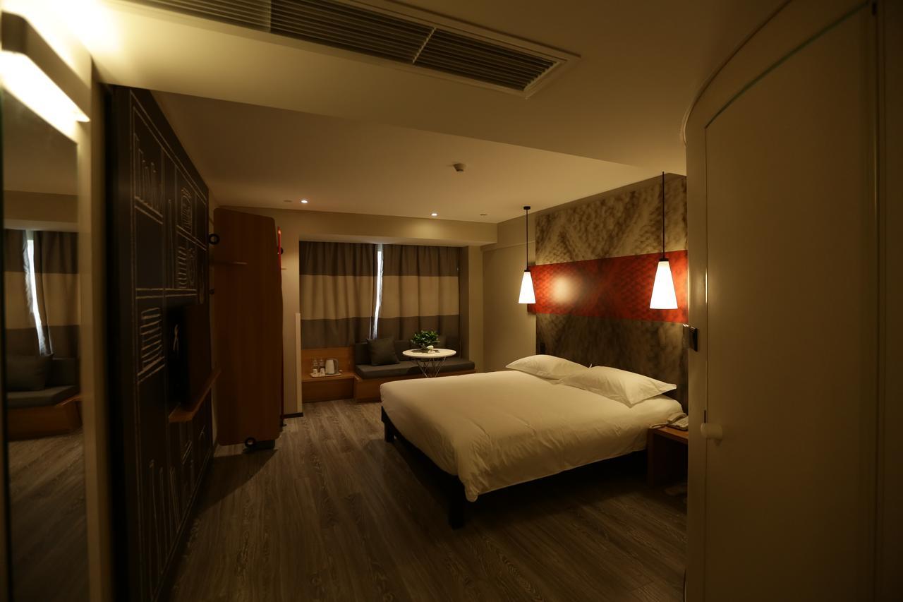 Отель Ibis Chengdu West Jingcui Road Экстерьер фото